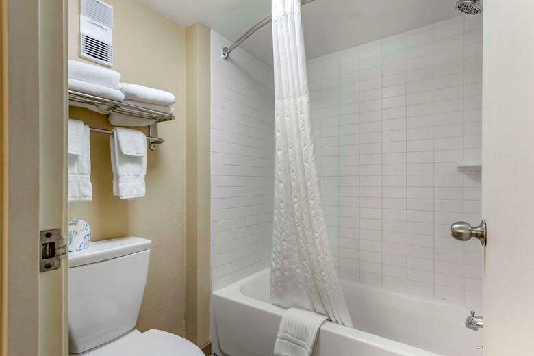 Hotel Comfort Inn And Suites - Airport