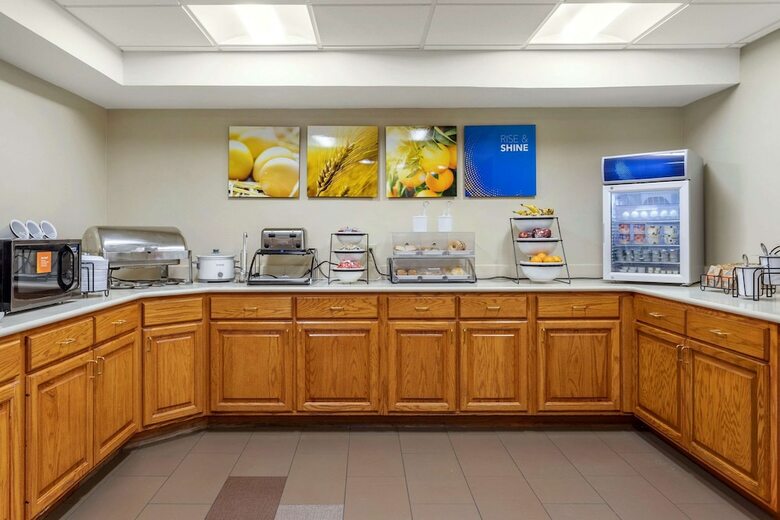 Hotel Comfort Inn And Suites - Airport