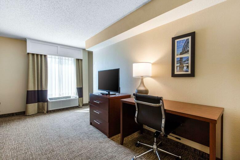 Hotel Comfort Inn And Suites - Airport
