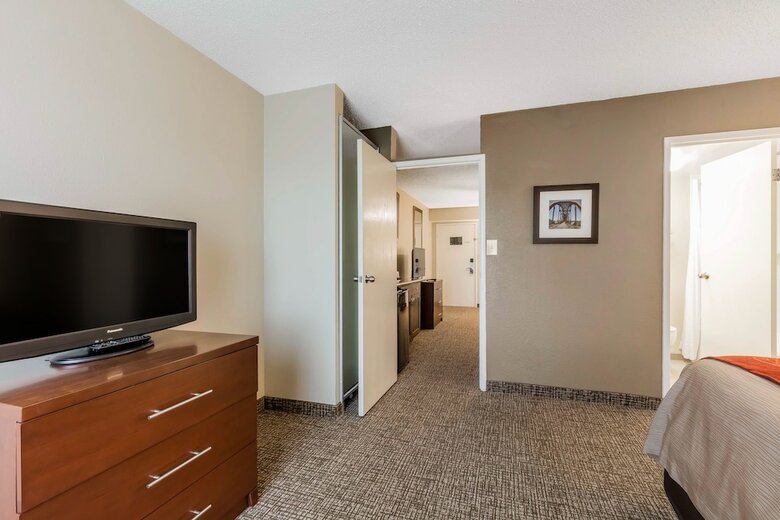 Hotel Comfort Inn And Suites - Airport