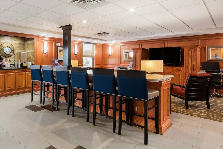 Hotel Comfort Inn And Suites - Airport