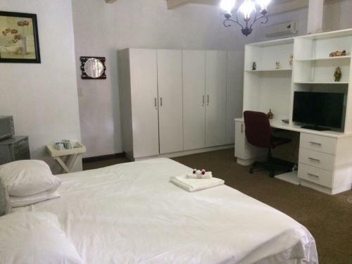 Hostal La Familia Guest House