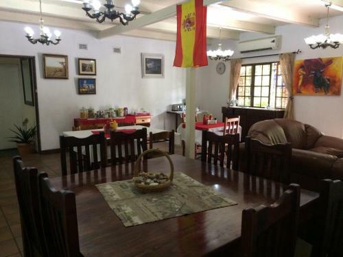 Hostal La Familia Guest House