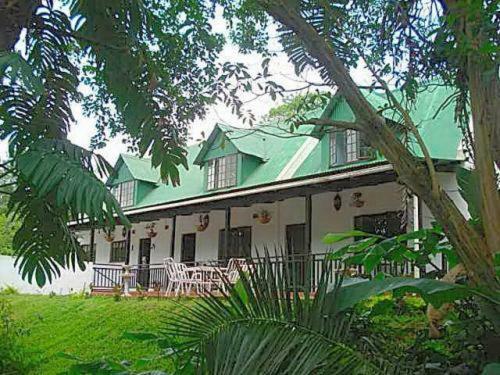 Hostal La Familia Guest House