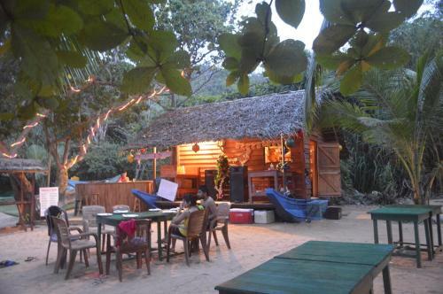 Villa Baywatch, Rumassala