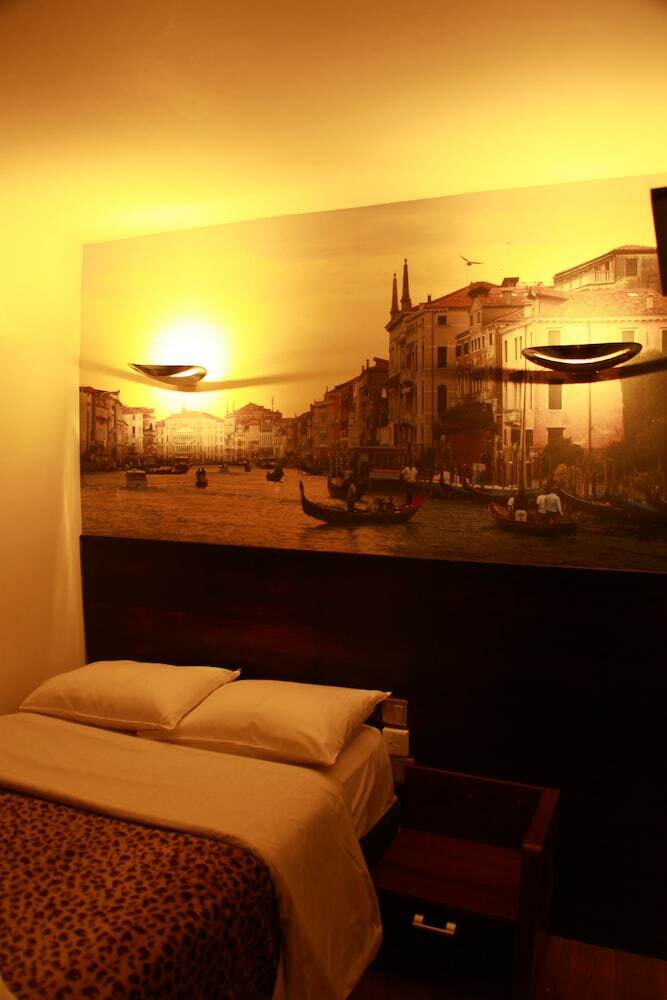 Exhibition Court Hotel 4