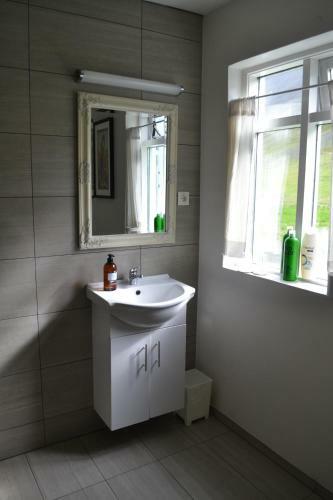 Hostal Guesthouse Kirkjubol In Bjarnardalur
