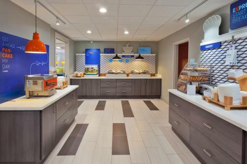 Holiday Inn Express Hotel & Suites Dothan North