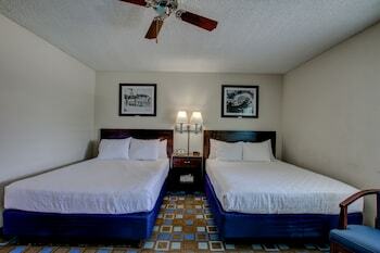 Hotel The Nautical Beachfront Resort