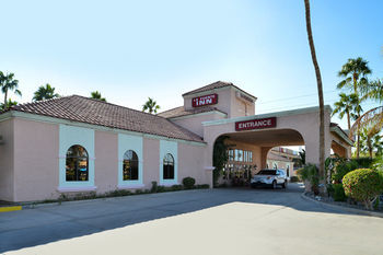 Motel La Fuente Inn & Suites