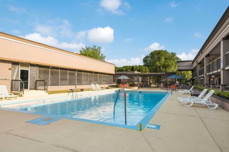 Hotel Clarion Inn & Suites