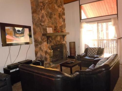 Two-bedroom Plus Den Deluxe Unit #120 By Escape For All Seasons