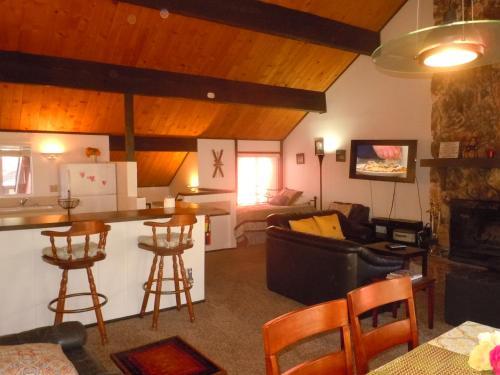 Two-bedroom Plus Den Deluxe Unit #120 By Escape For All Seasons