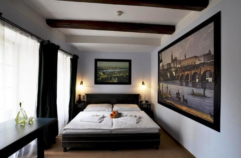 U Cervene Zidle - Red Chair Hotel
