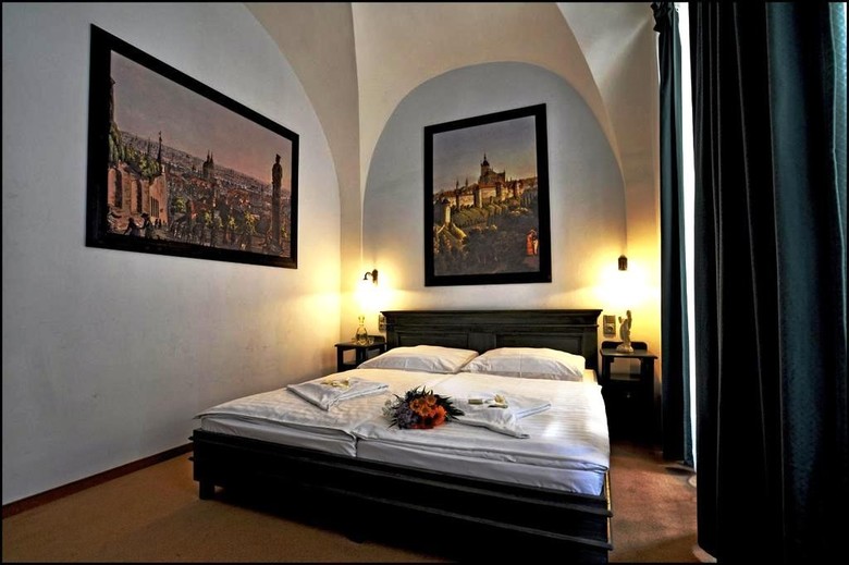 U Cervene Zidle - Red Chair Hotel