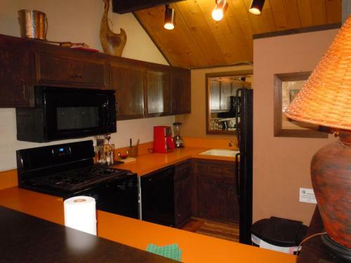 Two-bedroom Plus Den Deluxe Unit #124 By Escape For All Seasons