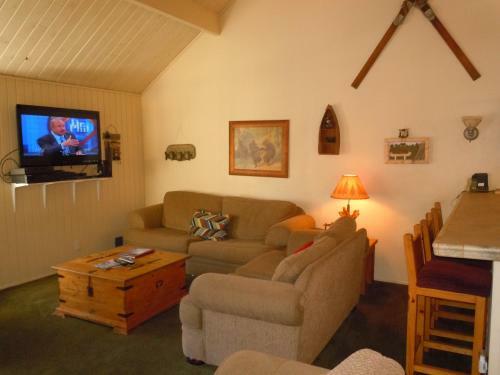 Two-bedroom Plus Den Premier Unit #31 By Escape For All Seasons