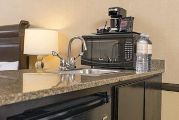 Hotel Ayres Suites Corona West