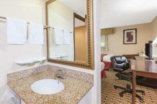 Hotel Days Inn And Suites Madison Heights