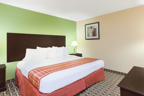 Hotel Days Inn And Suites Madison Heights