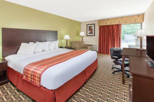 Hotel Days Inn And Suites Madison Heights