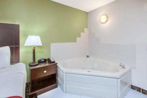 Hotel Days Inn And Suites Madison Heights
