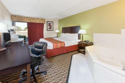 Hotel Days Inn And Suites Madison Heights