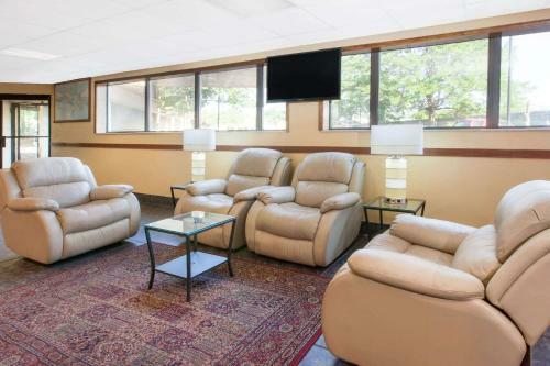 Hotel Days Inn And Suites Madison Heights