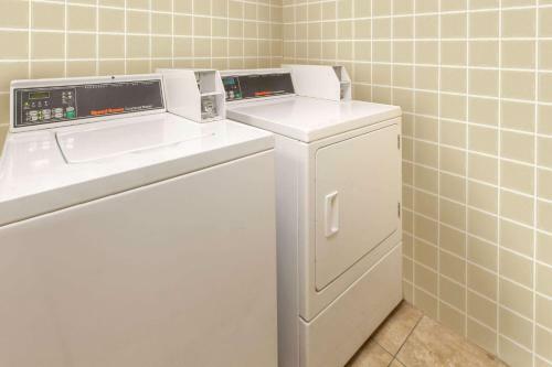Hotel Days Inn And Suites Madison Heights