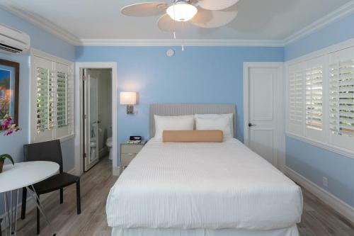 Crane's Beachhouse Hotel & Tiki Bar