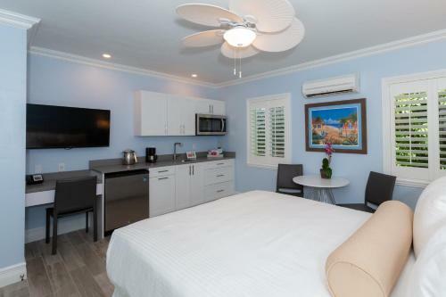 Crane's Beachhouse Hotel & Tiki Bar