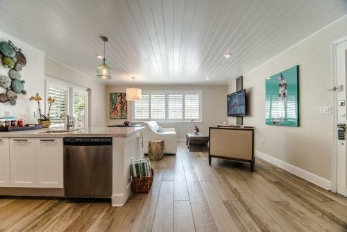 Crane's Beachhouse Hotel & Tiki Bar
