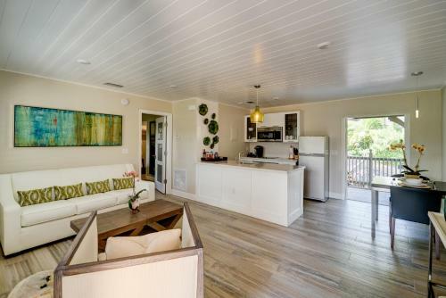 Crane's Beachhouse Hotel & Tiki Bar