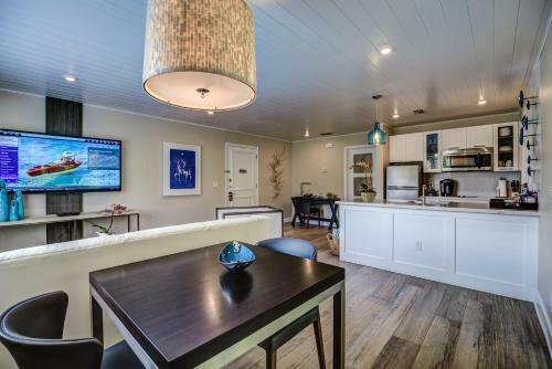 Crane's Beachhouse Hotel & Tiki Bar