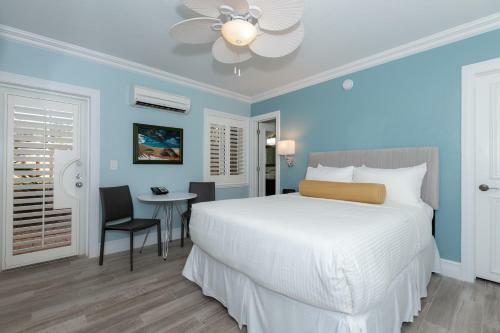 Crane's Beachhouse Hotel & Tiki Bar