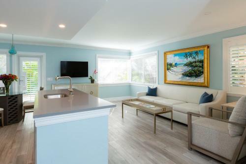 Crane's Beachhouse Hotel & Tiki Bar