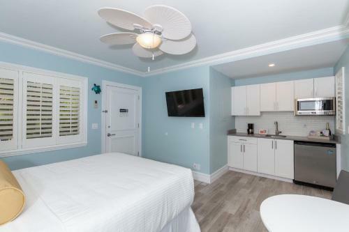 Crane's Beachhouse Hotel & Tiki Bar
