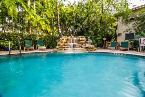 Crane's Beachhouse Hotel & Tiki Bar