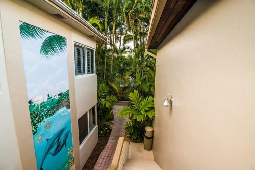 Crane's Beachhouse Hotel & Tiki Bar