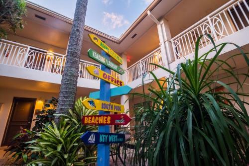 Crane's Beachhouse Hotel & Tiki Bar
