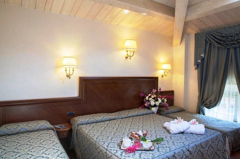 Hotel Embassy