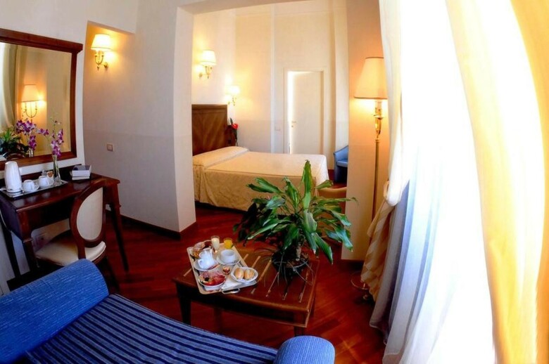Hotel Embassy