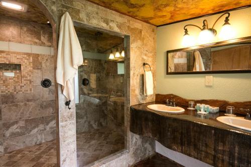 Lodge Chalet Kilauea Collection