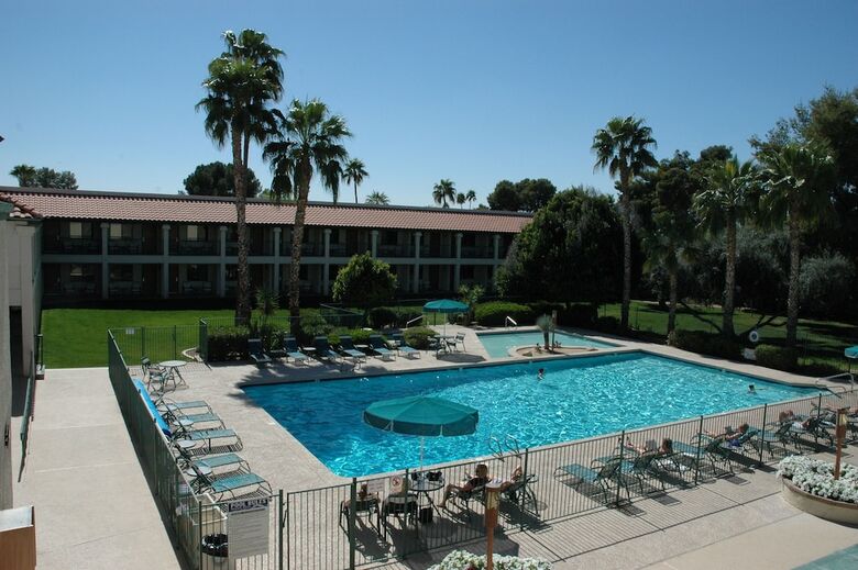 Hotel Days Inn And Suites Scottsdale