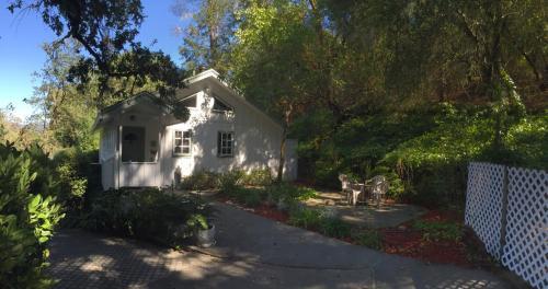 Bed & Breakfast Foothill House