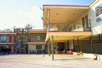 Motel Whispering Palms Inn