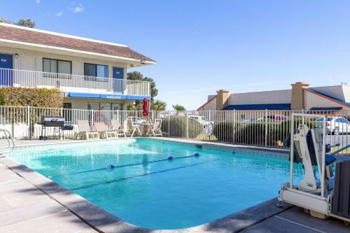 Motel 6 Mojave