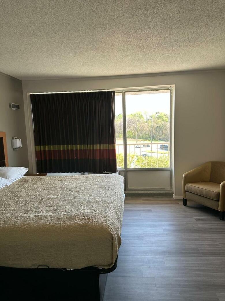 Motel Budgetel Inn & Suites