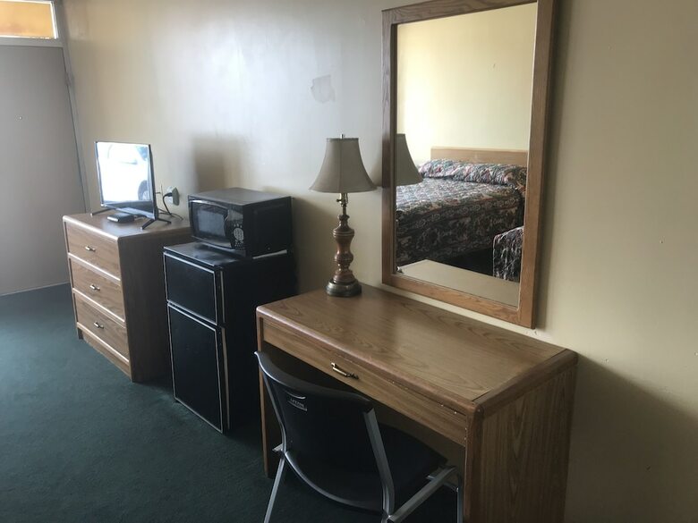 Motel Budget Host Village Inn