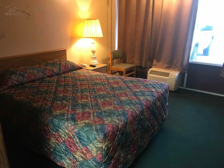 Motel Budget Host Village Inn